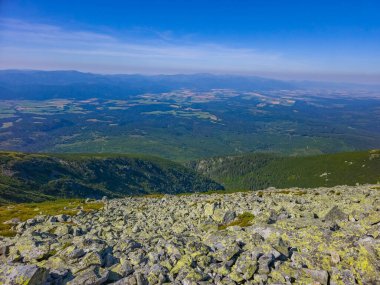 Slovakya 'daki Krivan zirvesine doğru giden High Tatras milli parkının panorama görüntüsü.