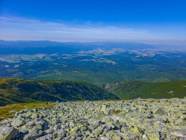 Slovakya 'daki Krivan zirvesine doğru giden High Tatras milli parkının panorama görüntüsü.