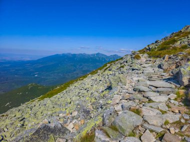 Slovakya 'daki Krivan zirvesine doğru giden High Tatras milli parkının panorama görüntüsü.
