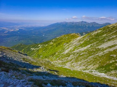 Slovakya 'daki Krivan zirvesine doğru giden High Tatras milli parkının panorama görüntüsü.