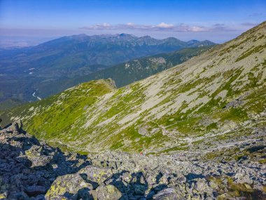 Slovakya 'daki Krivan zirvesine doğru giden High Tatras milli parkının panorama görüntüsü.