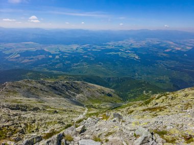 Slovakya 'daki Krivan zirvesine doğru giden High Tatras milli parkının panorama görüntüsü.