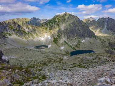 Slovakya 'daki Koprovsky Dağı' nın altındaki Dağ Gölü.
