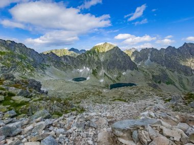 Slovakya 'daki Koprovsky Dağı' nın altındaki Dağ Gölü.