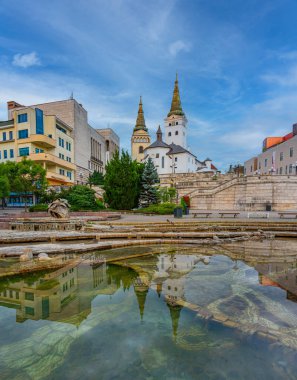 Zilina, Slovakya 'daki Andrej Hlinka Meydanı' nın gün batımı manzarası.