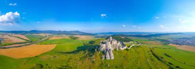 Güneşli bir günde yedek kale, Slovakya.IMAGE