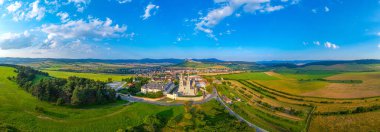 Slovakya 'daki Spisske Podhradie' deki St. Martin Kilisesi 'nin panorama manzarası.