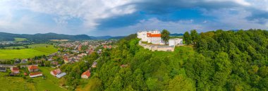 Slovakya 'daki Lupca şatosunda yaz günü.