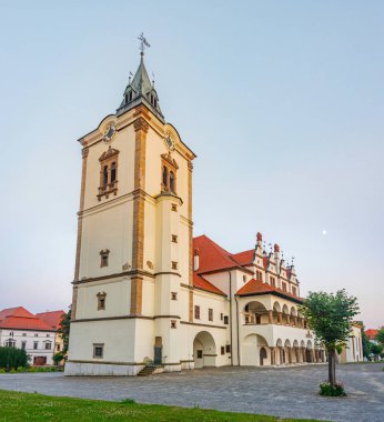 Slovakya 'daki St. James Bazilikası' nın günbatımı manzarası.