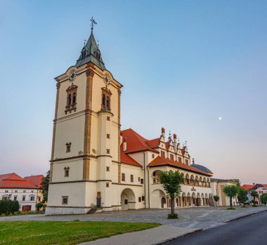 Slovakya 'daki St. James Bazilikası' nın günbatımı manzarası.