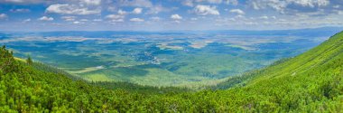 Tatranska Lomnica 'nın Slovakya' daki Panorama manzarası.
