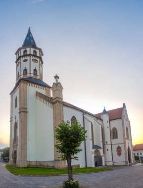 Slovakya 'daki St. James Bazilikası' nın günbatımı manzarası.