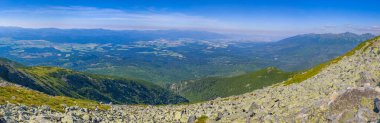 Slovakya 'daki Krivan zirvesine doğru giden High Tatras milli parkının panorama görüntüsü.