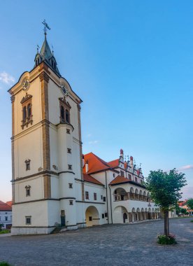 Levoca, Slovakya 'daki belediye binasının günbatımı manzarası.