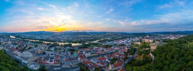 Trencin Kalesi 'nin Slovakya' ya bakan günbatımı manzarası.