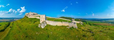 Güneşli bir günde yedek kale, Slovakya.IMAGE