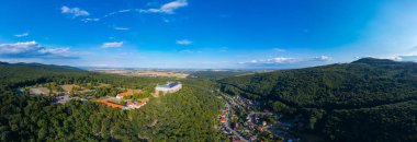 Slovakya 'daki Cerveny Kamen kalesinin panorama manzarası.