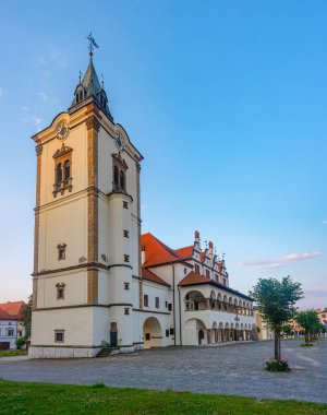 Levoca, Slovakya 'daki belediye binasının günbatımı manzarası.
