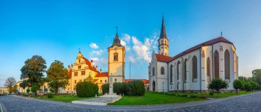 Slovakya 'da belediye binası ve St. James Bazilikası' nın günbatımı manzarası.