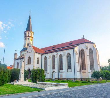Slovakya 'daki St. James Bazilikası' nın günbatımı manzarası.