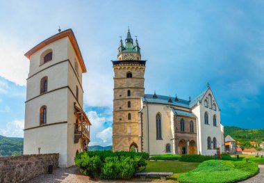 Eski kasaba Slovakya 'ya bakan Kremnica kalesinin panorama manzarası.