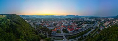 Slovakya 'nın Banska Bystrica kentinin gün batımı manzarası.