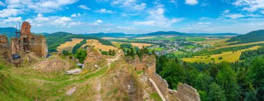 Zborov Kalesi Slovakya 'da bir yaz günü.
