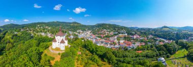 Slovakya 'nın Banska Stiavnica kentindeki yeni şatonun panorama manzarası.