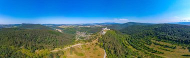 Güneşli bir günde Slovakya 'daki Cachtice şatosunun görüntüsü.