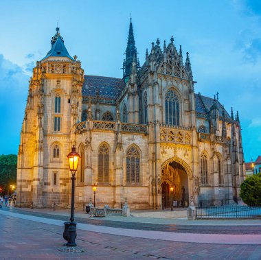 Kosice, Slovakya 'daki Saint Elisabeth Katedrali ve Saint Michael Şapeli' nin günbatımı manzarası.