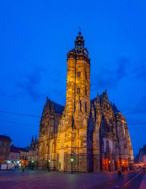 Kosice, Slovakya 'daki Saint Elisabeth Katedrali ve Saint Michael Şapeli' nin günbatımı manzarası.