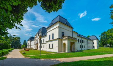 Slovakya 'daki Humenne Kalesi' nde yaz günü.