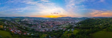 Slovakya 'da Bardejov' un günbatımı manzarası.