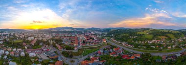 Slovakya 'da Bardejov' un günbatımı manzarası.