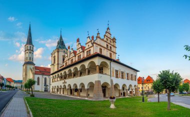 Levoca, Slovakya 'daki belediye binasının günbatımı manzarası.