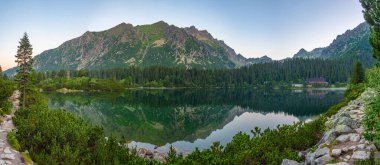 Slovakya 'daki Popradske Pleso Gölü' nün gün batımı manzarası.