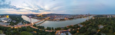 Bratislava, Slovakya 'daki SNP köprüsünün hava görüntüsü.