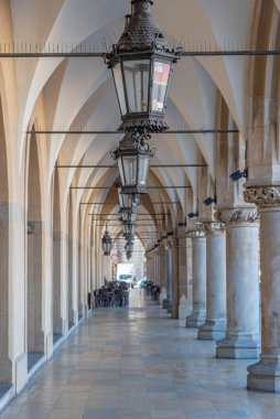 Cracow / Krakow 'daki sukiennice pazar kemerleri...