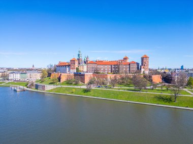 Polonya 'nın Krakow / Krakow kentindeki Wawel kalesi Vistula / Wisla nehrine yansıdı.