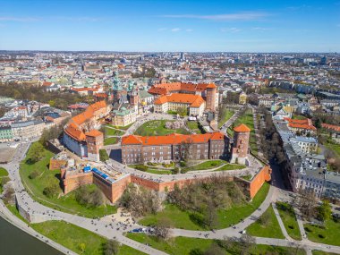 Wawel Kalesi 'nin Polonya şehri Krakow / Krakow' daki hava manzarası Vistula / Wisla nehrine yansıdı.