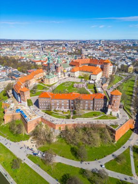 Wawel Kalesi 'nin Polonya şehri Krakow / Krakow' daki hava manzarası Vistula / Wisla nehrine yansıdı.