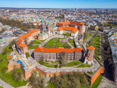 Wawel Kalesi 'nin Polonya şehri Krakow / Krakow' daki hava manzarası Vistula / Wisla nehrine yansıdı.