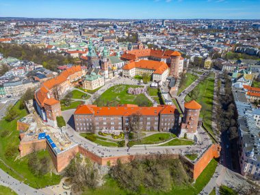 Wawel Kalesi 'nin Polonya şehri Krakow / Krakow' daki hava manzarası Vistula / Wisla nehrine yansıdı.
