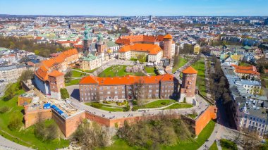 Wawel Kalesi 'nin Polonya şehri Krakow / Krakow' daki hava manzarası Vistula / Wisla nehrine yansıdı.