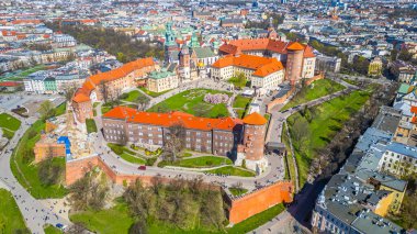 Wawel Kalesi 'nin Polonya şehri Krakow / Krakow' daki hava manzarası Vistula / Wisla nehrine yansıdı.