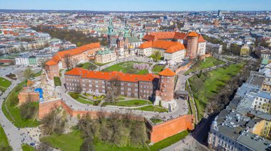 Wawel Kalesi 'nin Polonya şehri Krakow / Krakow' daki hava manzarası Vistula / Wisla nehrine yansıdı.