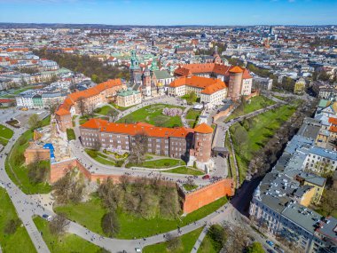 Wawel Kalesi 'nin Polonya şehri Krakow / Krakow' daki hava manzarası Vistula / Wisla nehrine yansıdı.