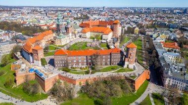 Wawel Kalesi 'nin Polonya şehri Krakow / Krakow' daki hava manzarası Vistula / Wisla nehrine yansıdı.