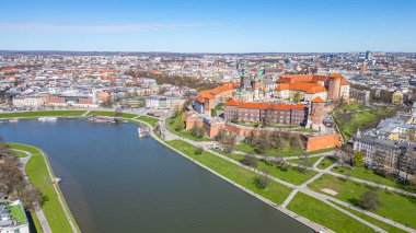 Wawel Kalesi 'nin Polonya şehri Krakow / Krakow' daki hava manzarası Vistula / Wisla nehrine yansıdı.