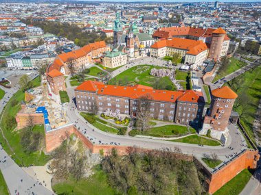 Wawel Kalesi 'nin Polonya şehri Krakow / Krakow' daki hava manzarası Vistula / Wisla nehrine yansıdı.